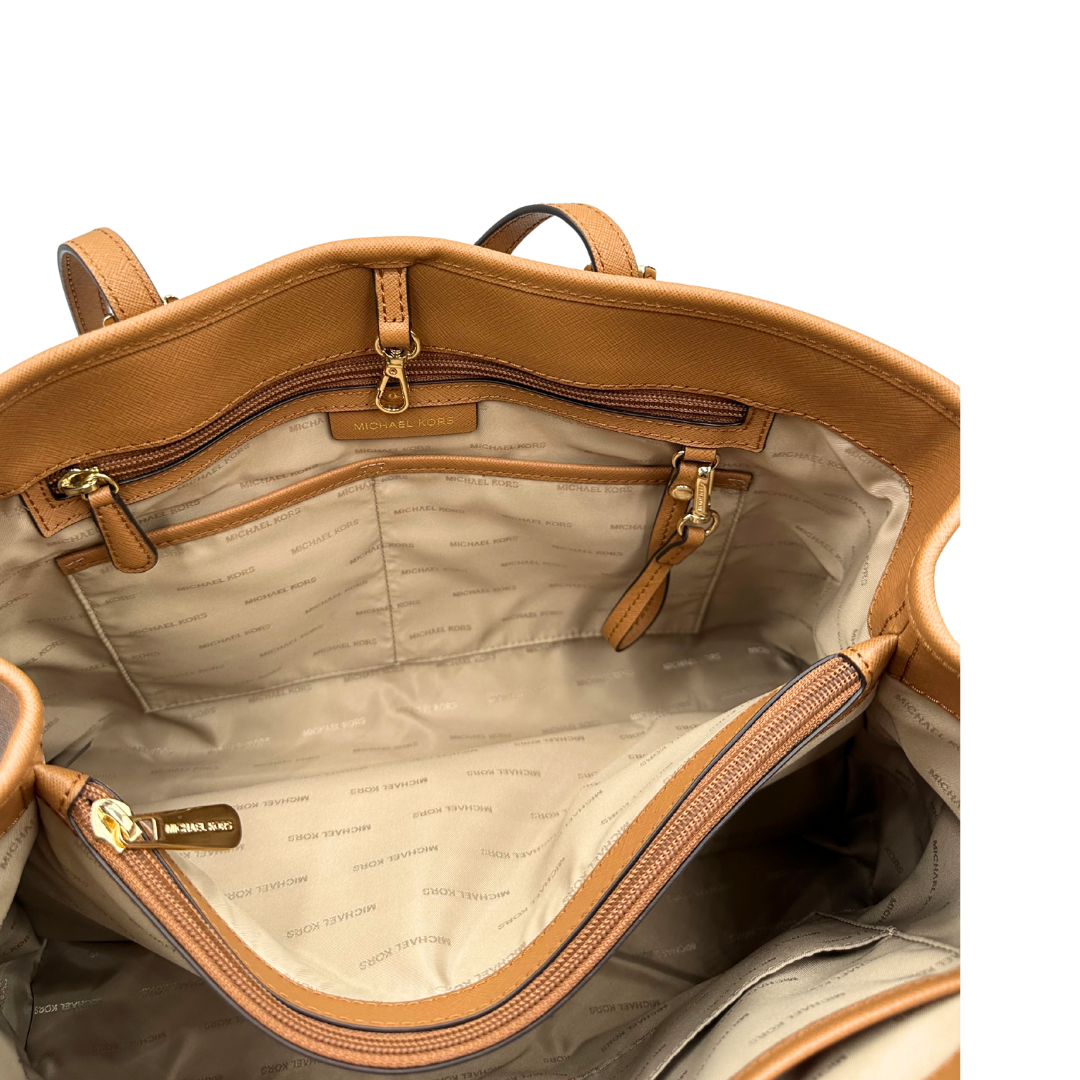 Interno di una Borsa Michael Kors in pelle saffiano color cammello con parti metalliche dorate, munita di doppi manici. Indossabile a spalla. Originale, usato, di lusso, in condizioni eccellenti.