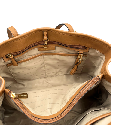 Interno di una Borsa Michael Kors in pelle saffiano color cammello con parti metalliche dorate, munita di doppi manici. Indossabile a spalla. Originale, usato, di lusso, in condizioni eccellenti.