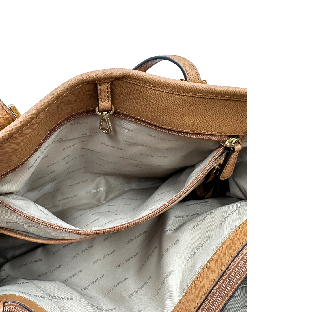 Interno di una Borsa Michael Kors in pelle saffiano color cammello con parti metalliche dorate, munita di doppi manici. Indossabile a spalla. Originale, usato, di lusso, in condizioni eccellenti.