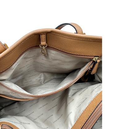 Interno di una Borsa Michael Kors in pelle saffiano color cammello con parti metalliche dorate, munita di doppi manici. Indossabile a spalla. Originale, usato, di lusso, in condizioni eccellenti.