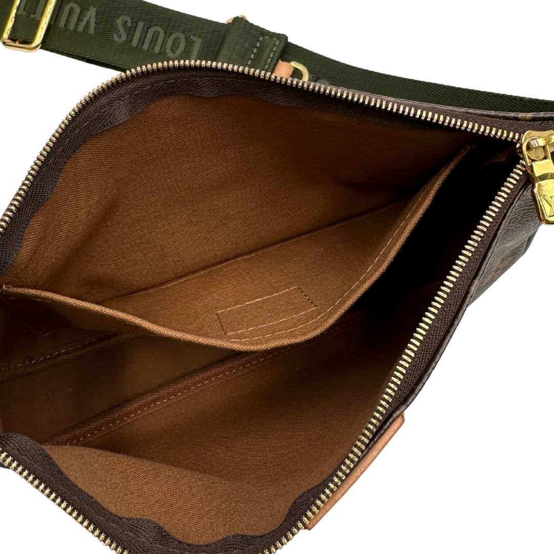 INTERNO Multi Pochette Accessoires Louis Vuitton in canvas marrone monogram con dettagli in vacchetta naturale, manico in catena dorata e tracolla in tessuto Jacquard verde kaki. Dotata del classico mini portamonete rotondo, rimovibile. Full set, di lusso, originale, ottime condizioni  