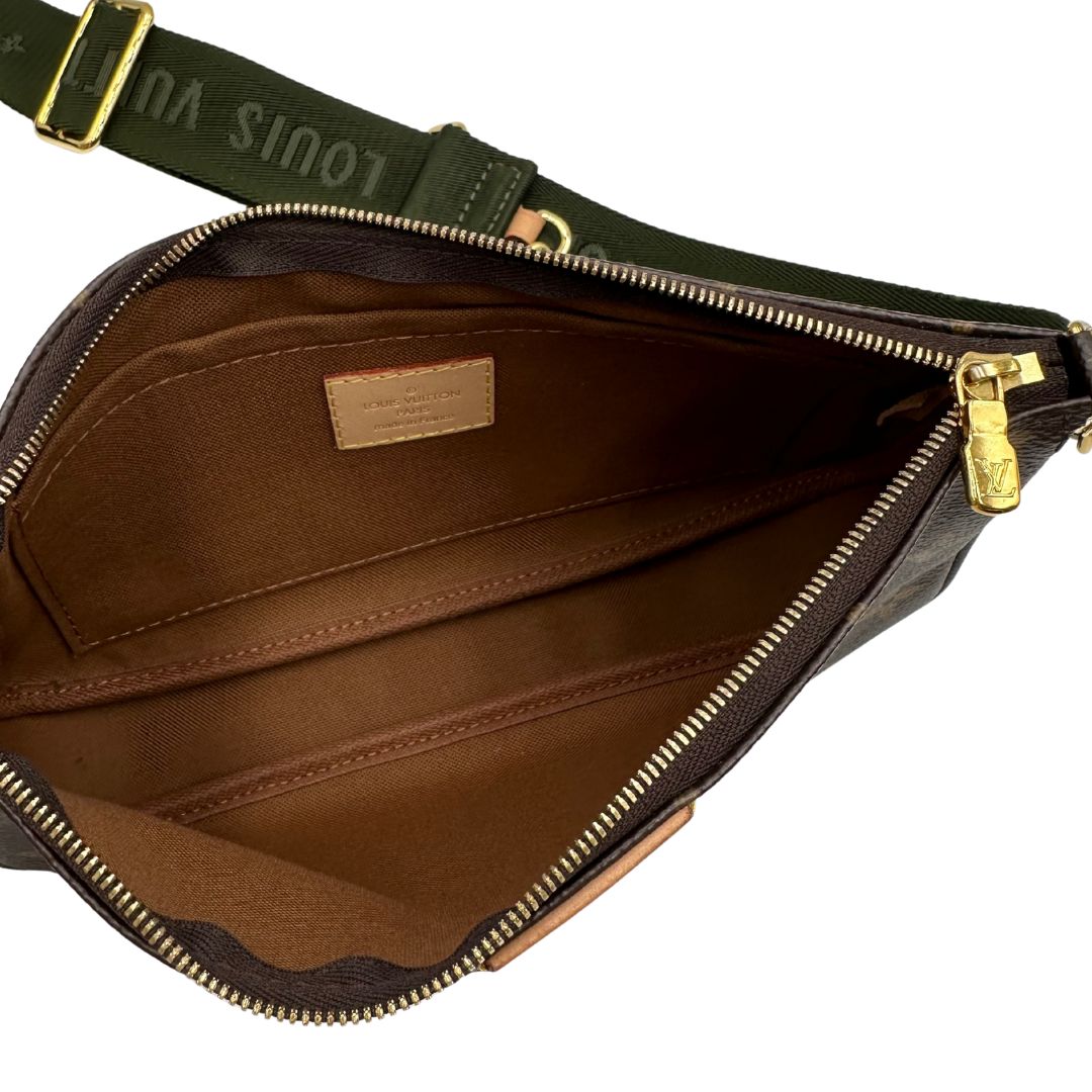 INTERNO Multi Pochette Accessoires Louis Vuitton in canvas marrone monogram con dettagli in vacchetta naturale, manico in catena dorata e tracolla in tessuto Jacquard verde kaki. Dotata del classico mini portamonete rotondo, rimovibile. Full set, di lusso, originale, ottime condizioni  