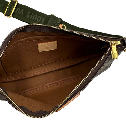 INTERNO Multi Pochette Accessoires Louis Vuitton in canvas marrone monogram con dettagli in vacchetta naturale, manico in catena dorata e tracolla in tessuto Jacquard verde kaki. Dotata del classico mini portamonete rotondo, rimovibile. Full set, di lusso, originale, ottime condizioni  