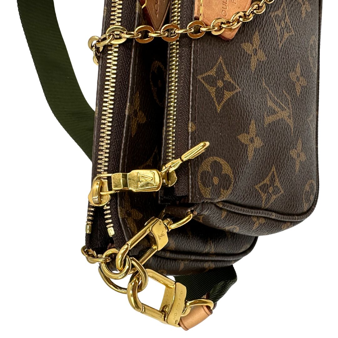 Multi Pochette Accessoires Louis Vuitton in canvas marrone monogram con dettagli in vacchetta naturale, manico in catena dorata e tracolla in tessuto Jacquard verde kaki. Dotata del classico mini portamonete rotondo, rimovibile. Full set, di lusso, originale, ottime condizioni 