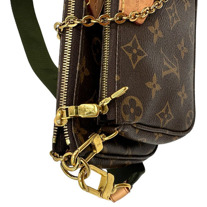 Multi Pochette Accessoires Louis Vuitton in canvas marrone monogram con dettagli in vacchetta naturale, manico in catena dorata e tracolla in tessuto Jacquard verde kaki. Dotata del classico mini portamonete rotondo, rimovibile. Full set, di lusso, originale, ottime condizioni 