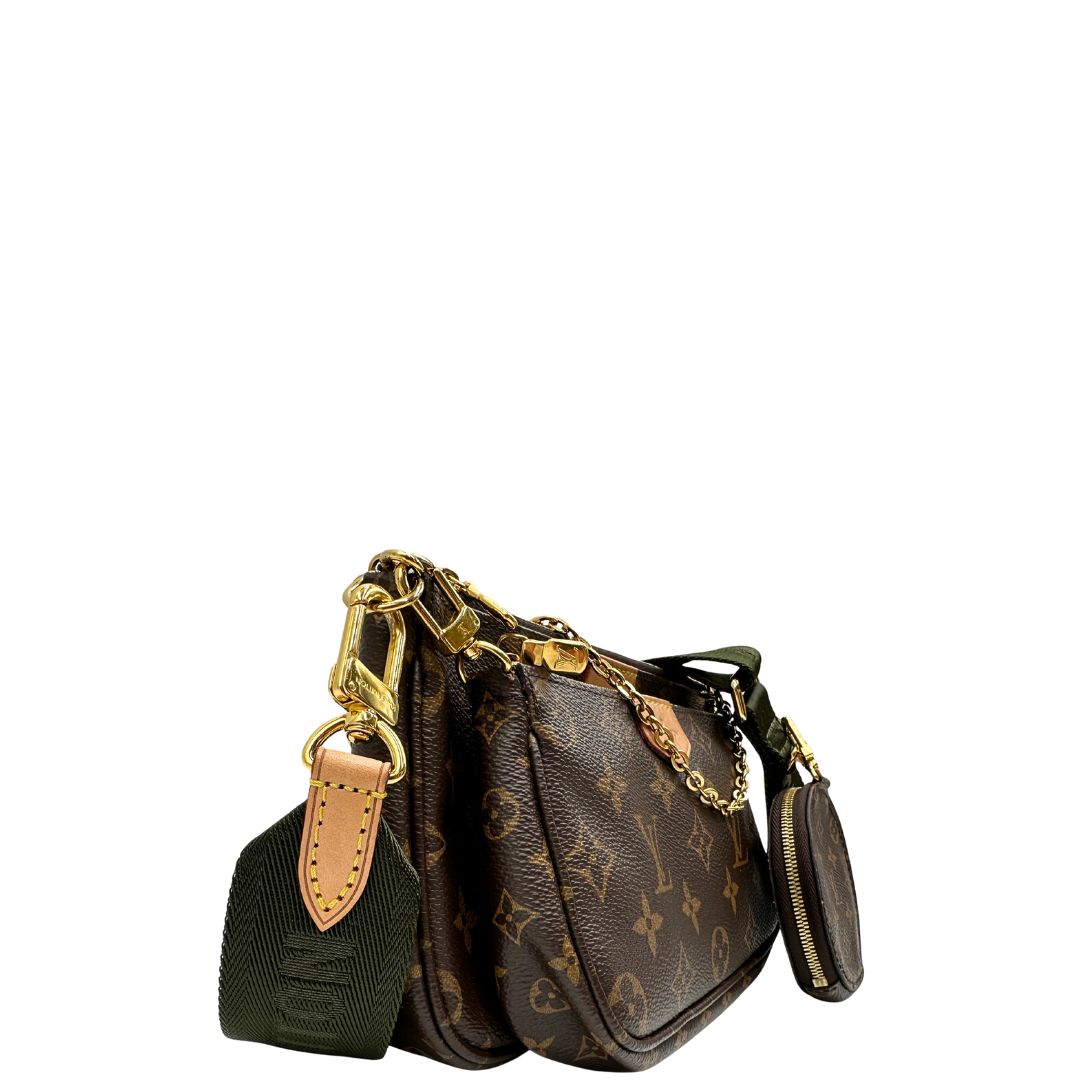 lato Multi Pochette Accessoires Louis Vuitton in canvas marrone monogram con dettagli in vacchetta naturale, manico in catena dorata e tracolla in tessuto Jacquard verde kaki. Dotata del classico mini portamonete rotondo, rimovibile. Full set, di lusso, originale, ottime condizioni  