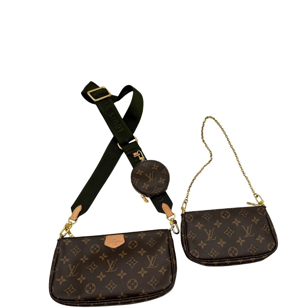 Multi Pochette Accessoires Louis Vuitton in canvas marrone monogram con dettagli in vacchetta naturale, manico in catena dorata e tracolla in tessuto Jacquard verde kaki. Dotata del classico mini portamonete rotondo, rimovibile. Full set, di lusso, originale, ottime condizioni 