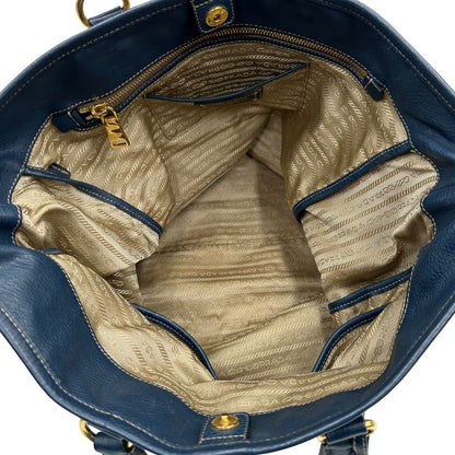 interno  Borsa Prada in tessuto color corda con logo Jacquard sul front, finiture in pelle blu e parti metalliche dorate; munita di doppi manici e una tracolla amovibile e regolabile. Completa di dustbag, ottime condizioni, usata. 