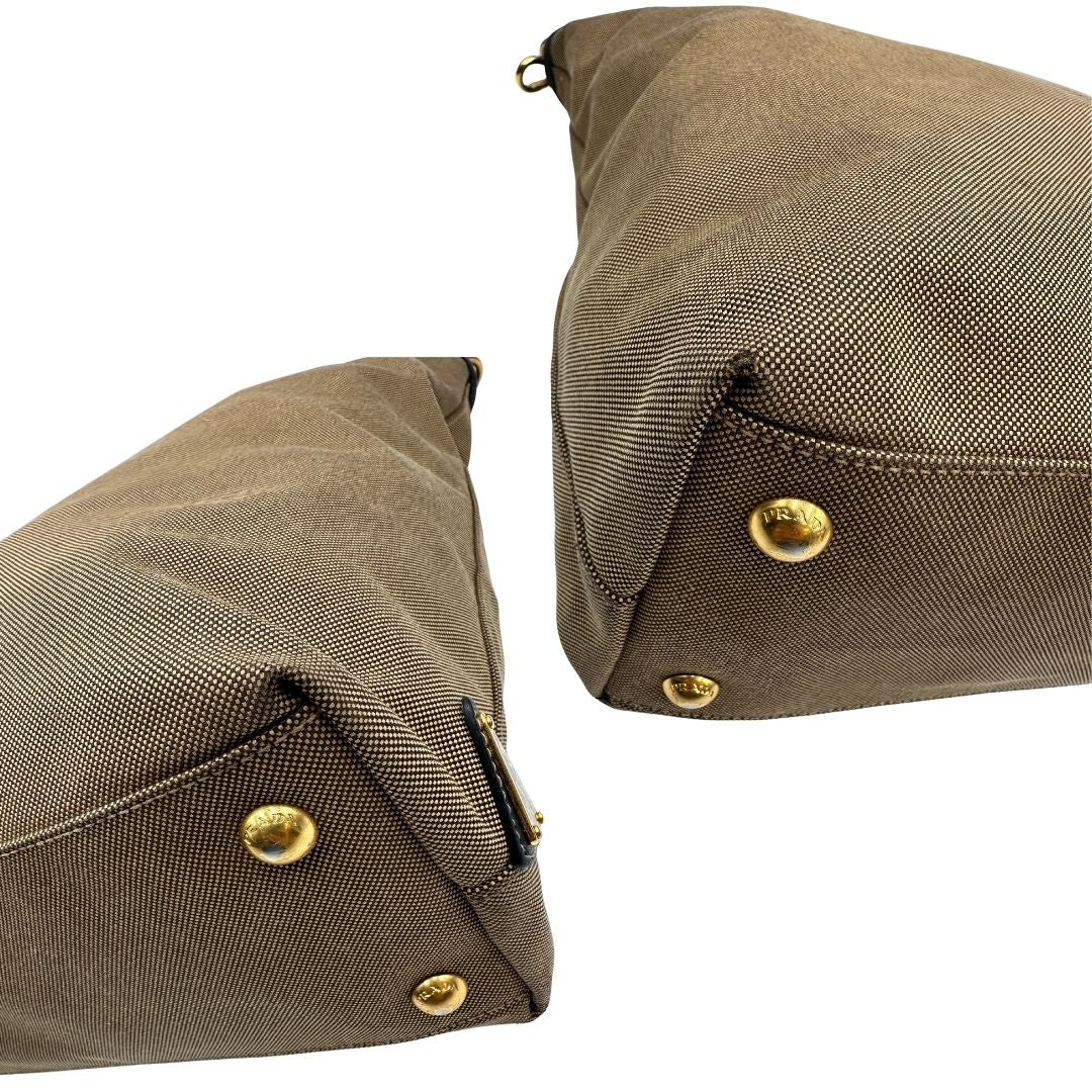 angoli  Borsa Prada in tessuto color corda con logo Jacquard sul front, finiture in pelle blu e parti metalliche dorate; munita di doppi manici e una tracolla amovibile e regolabile. Completa di dustbag, ottime condizioni, usata.