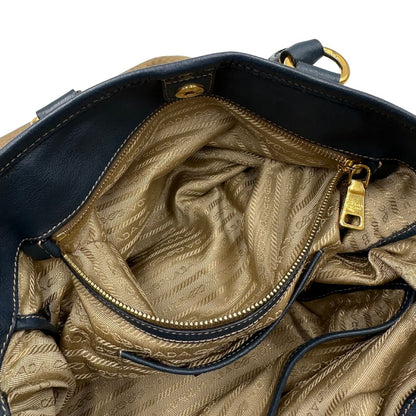 interno  Borsa Prada in tessuto color corda con logo Jacquard sul front, finiture in pelle blu e parti metalliche dorate; munita di doppi manici e una tracolla amovibile e regolabile. Completa di dustbag, ottime condizioni, usata. 