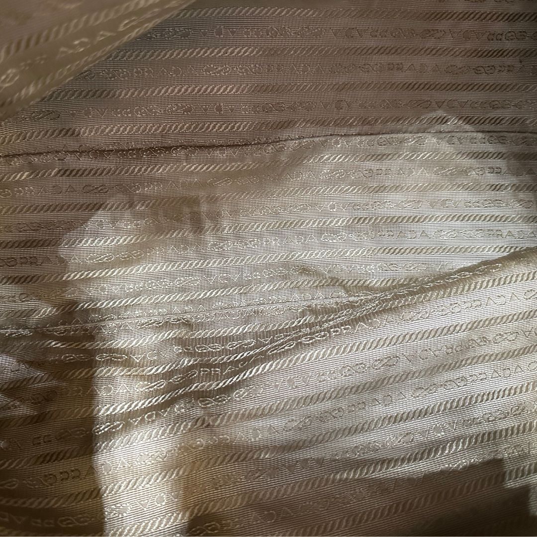 interno  Borsa Prada in tessuto color corda con logo Jacquard sul front, finiture in pelle blu e parti metalliche dorate; munita di doppi manici e una tracolla amovibile e regolabile. Completa di dustbag, ottime condizioni, usata. 