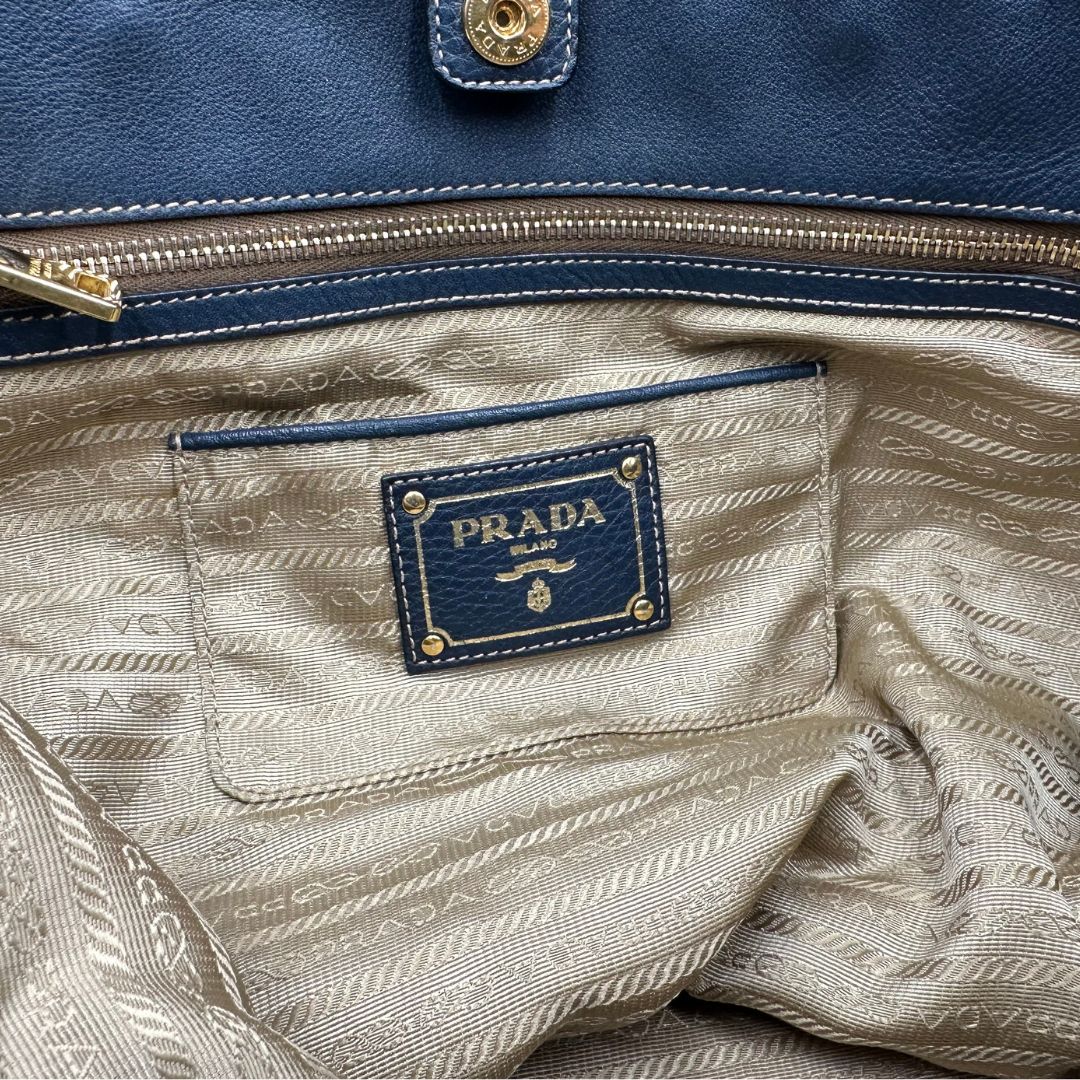 interno  Borsa Prada in tessuto color corda con logo Jacquard sul front, finiture in pelle blu e parti metalliche dorate; munita di doppi manici e una tracolla amovibile e regolabile. Completa di dustbag, ottime condizioni, usata. 