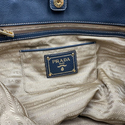 interno  Borsa Prada in tessuto color corda con logo Jacquard sul front, finiture in pelle blu e parti metalliche dorate; munita di doppi manici e una tracolla amovibile e regolabile. Completa di dustbag, ottime condizioni, usata. 