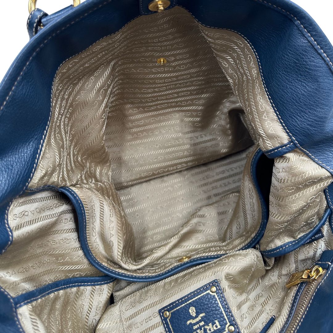 interno  Borsa Prada in tessuto color corda con logo Jacquard sul front, finiture in pelle blu e parti metalliche dorate; munita di doppi manici e una tracolla amovibile e regolabile. Completa di dustbag, ottime condizioni, usata. 