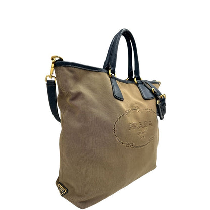 lato  Borsa Prada in tessuto color corda con logo Jacquard sul front, finiture in pelle blu e parti metalliche dorate; munita di doppi manici e una tracolla amovibile e regolabile. Completa di dustbag, ottime condizioni, usata. 