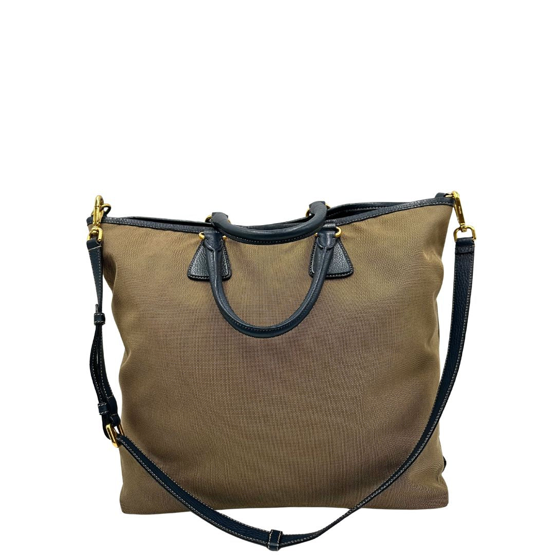 retro  Borsa Prada in tessuto color corda con logo Jacquard sul front, finiture in pelle blu e parti metalliche dorate; munita di doppi manici e una tracolla amovibile e regolabile. Completa di dustbag, ottime condizioni, usata. 