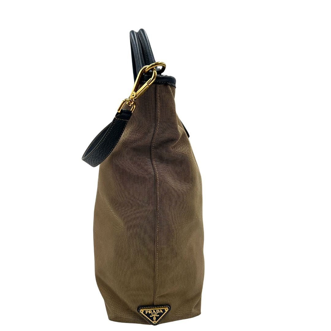 lato  Borsa Prada in tessuto color corda con logo Jacquard sul front, finiture in pelle blu e parti metalliche dorate; munita di doppi manici e una tracolla amovibile e regolabile. Completa di dustbag, ottime condizioni, usata. 