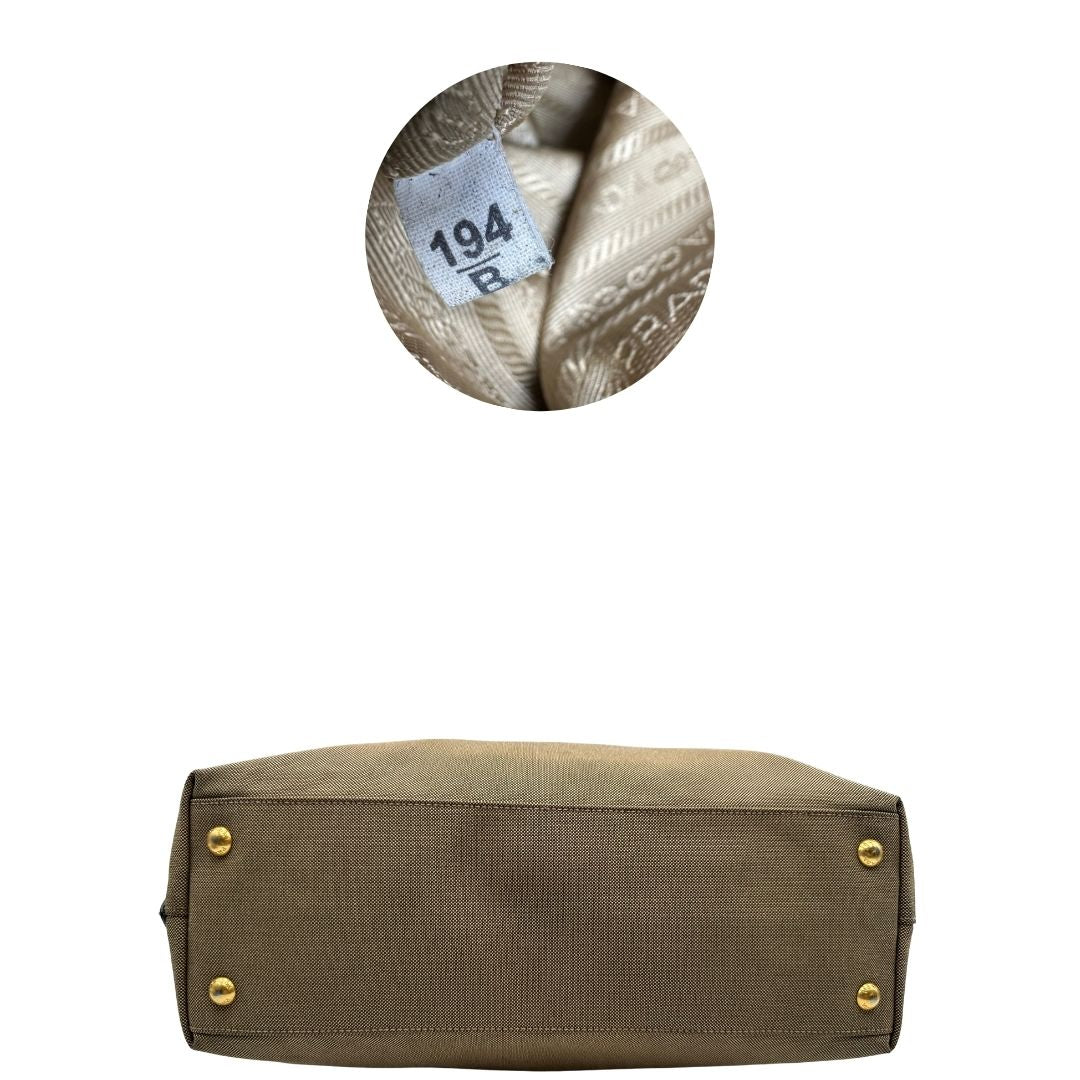 base e xodice  Borsa Prada in tessuto color corda con logo Jacquard sul front, finiture in pelle blu e parti metalliche dorate; munita di doppi manici e una tracolla amovibile e regolabile. Completa di dustbag, ottime condizioni, usata.