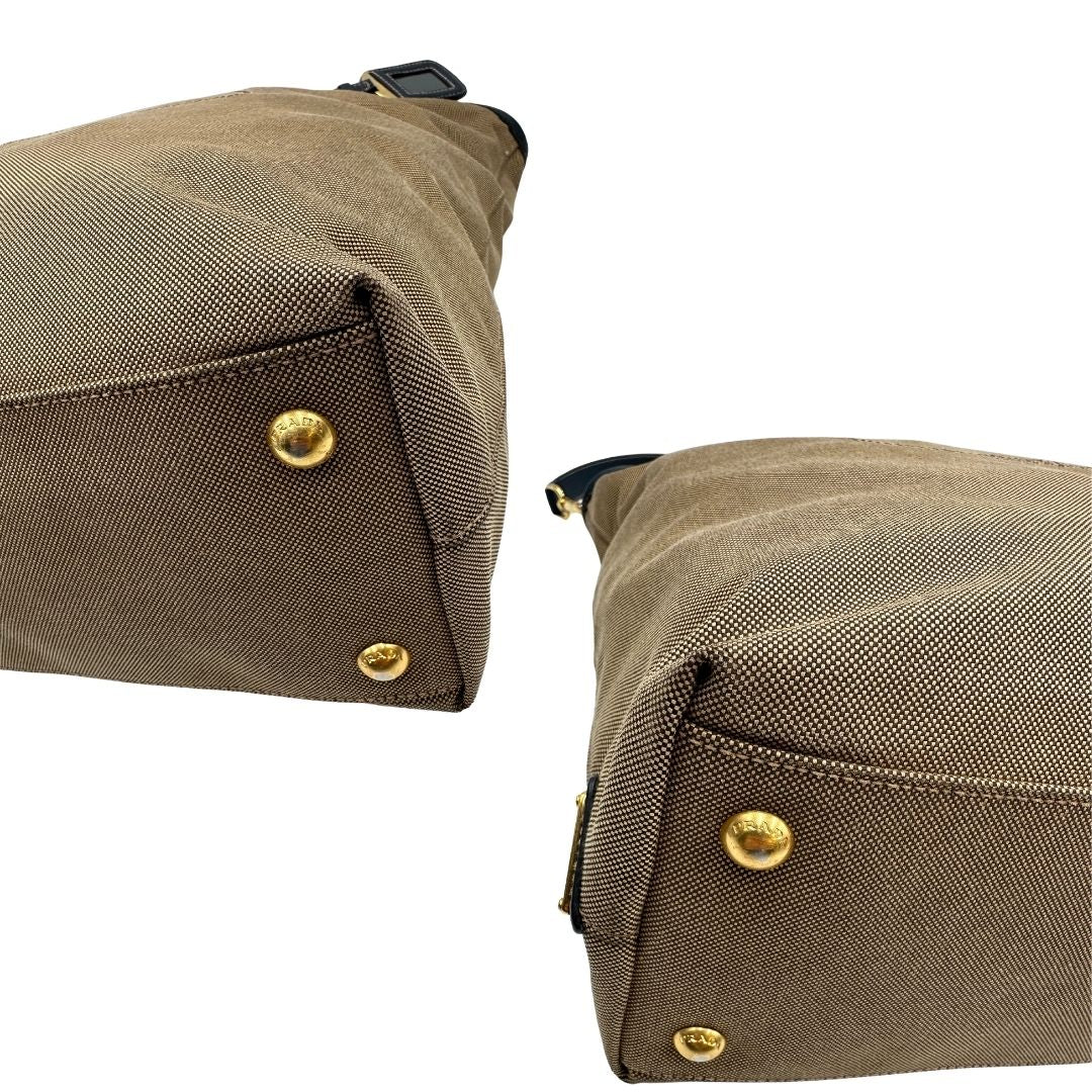 angoli  Borsa Prada in tessuto color corda con logo Jacquard sul front, finiture in pelle blu e parti metalliche dorate; munita di doppi manici e una tracolla amovibile e regolabile. Completa di dustbag, ottime condizioni, usata. 