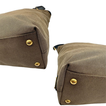 angoli  Borsa Prada in tessuto color corda con logo Jacquard sul front, finiture in pelle blu e parti metalliche dorate; munita di doppi manici e una tracolla amovibile e regolabile. Completa di dustbag, ottime condizioni, usata. 