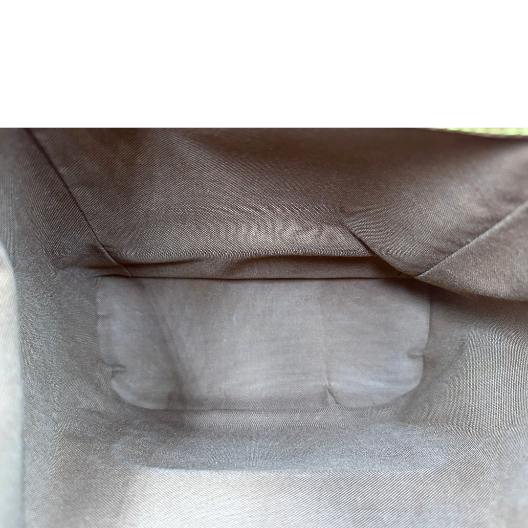 Interno di un Zaino Montsouris PM in canvas marrone monogram con finiture in vacchetta naturale e parti metalliche dorate, munito di un Anello da portare a mano e una tracolle in vacchetta regolabile con fibbie. Originale, usato , di lusso, in ottime condizioni.