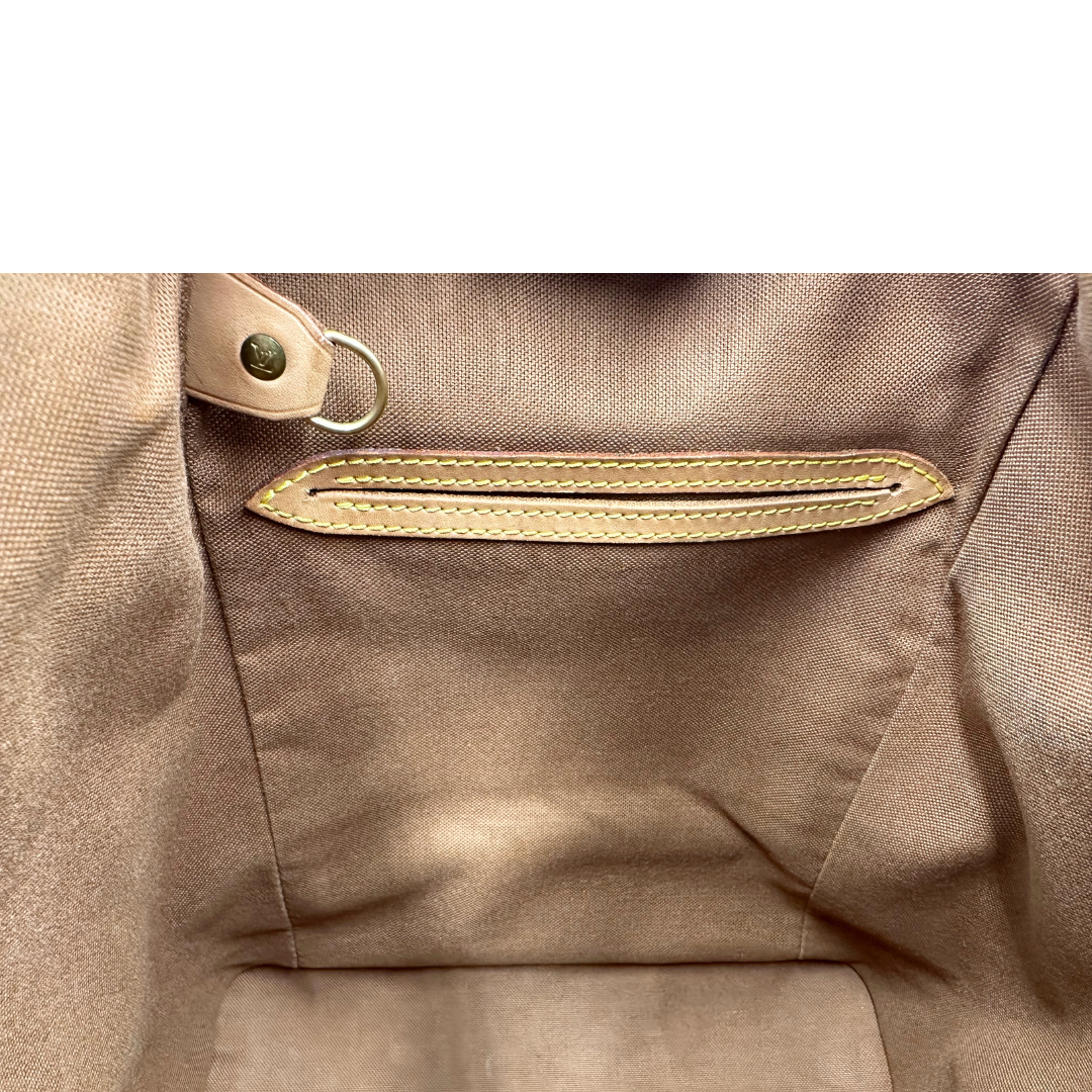 Interno di un Zaino Montsouris PM in canvas marrone monogram con finiture in vacchetta naturale e parti metalliche dorate, munito di un Anello da portare a mano e una tracolle in vacchetta regolabile con fibbie. Originale, usato , di lusso, in ottime condizioni.