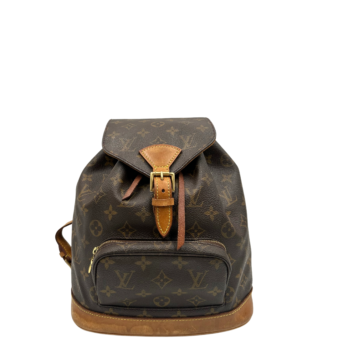 Front di un Zaino Montsouris PM in canvas marrone monogram con finiture in vacchetta naturale e parti metalliche dorate, munito di un Anello da portare a mano e una tracolle in vacchetta regolabile con fibbie. Originale, usato , di lusso, in ottime condizioni.
