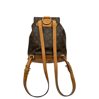 Retro di un Zaino Montsouris PM in canvas marrone monogram con finiture in vacchetta naturale e parti metalliche dorate, munito di un Anello da portare a mano e una tracolle in vacchetta regolabile con fibbie. Originale, usato , di lusso, in ottime condizioni.