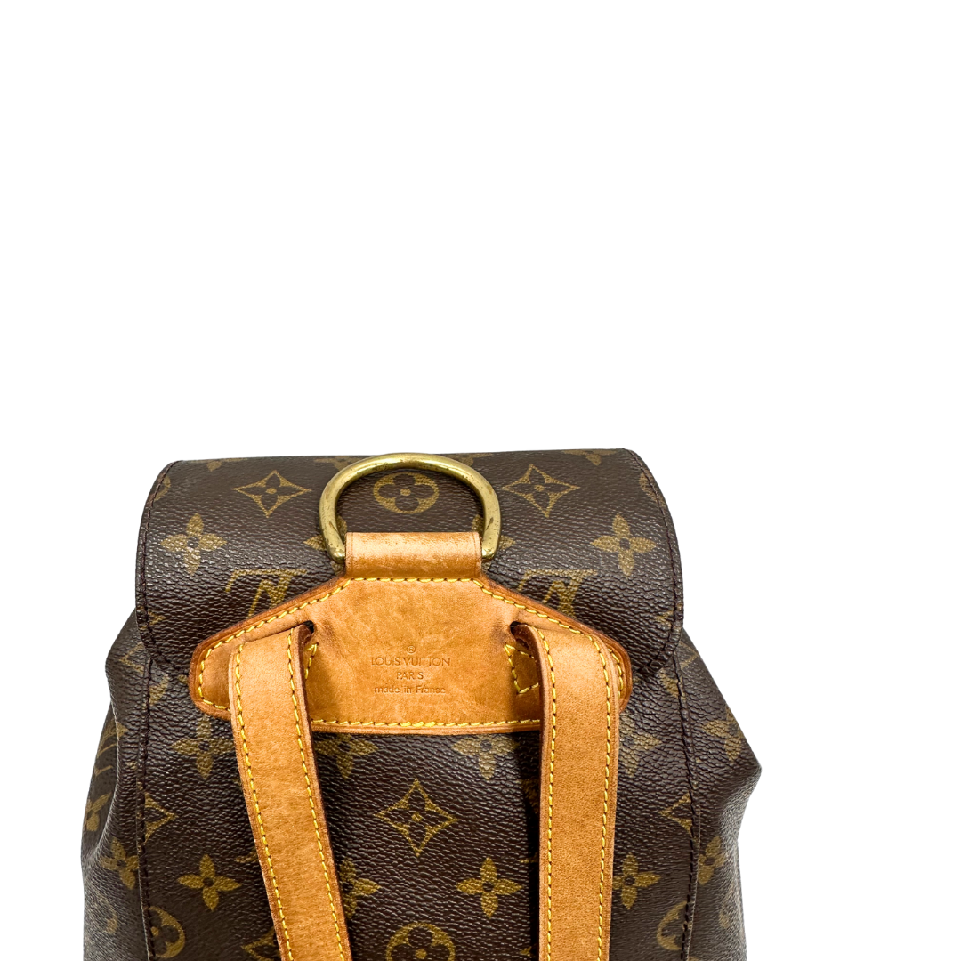 Manico di un Zaino Montsouris PM in canvas marrone monogram con finiture in vacchetta naturale e parti metalliche dorate, munito di un Anello da portare a mano e una tracolle in vacchetta regolabile con fibbie. Originale, usato , di lusso, in ottime condizioni.