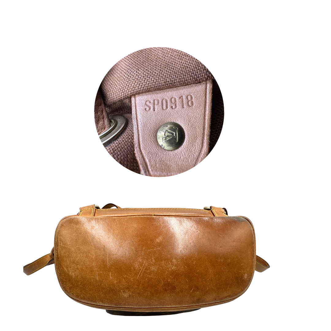 Base e codice di un Zaino Montsouris PM in canvas marrone monogram con finiture in vacchetta naturale e parti metalliche dorate, munito di un Anello da portare a mano e una tracolle in vacchetta regolabile con fibbie. Originale, usato , di lusso, in ottime condizioni.