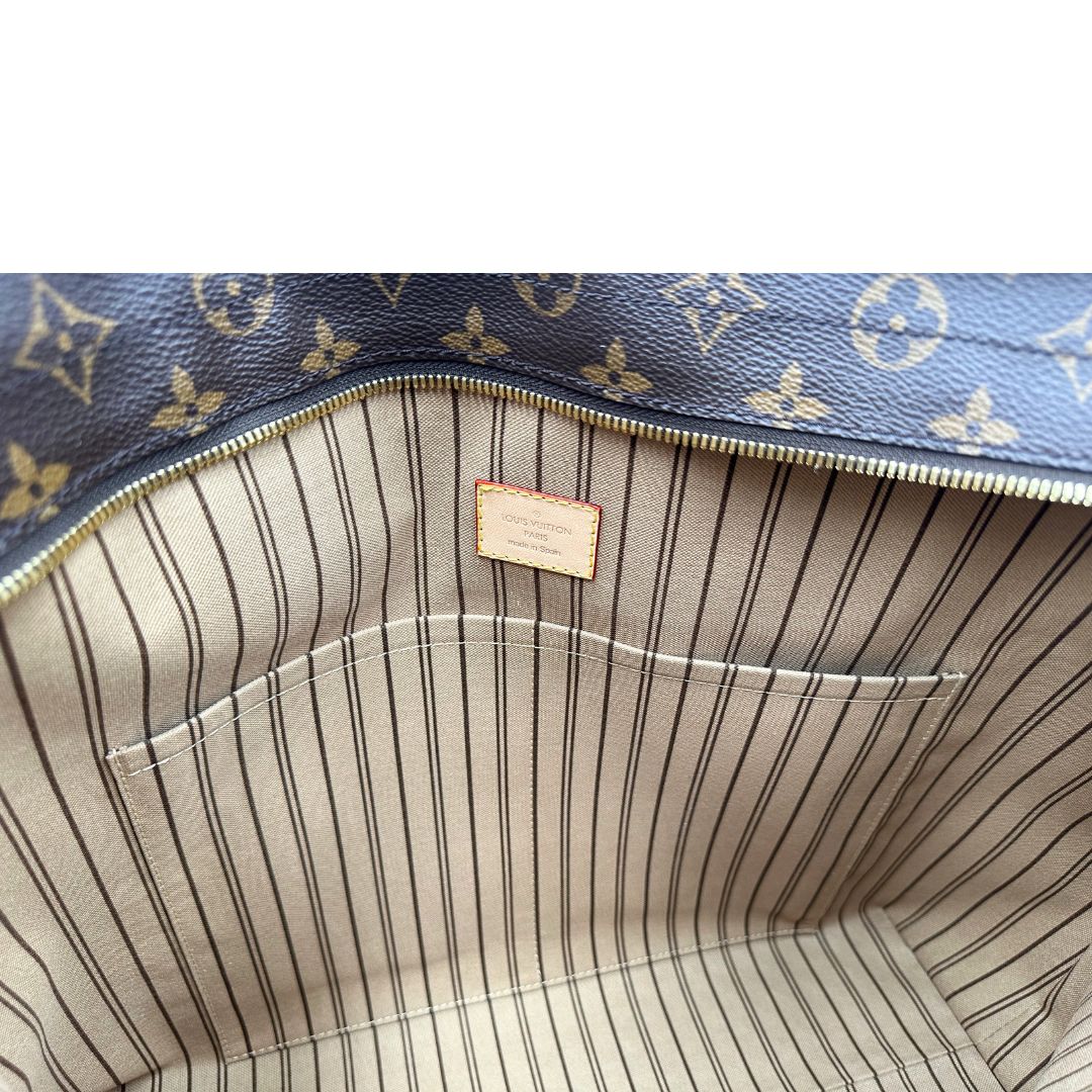 Interno di una Borsa Louis Vuitton Mezzo in canvas marrone monogram con finiture in vacchetta naturale e parti metalliche dorate; munita di doppi manici Leggermente regolabili. Indossabile a spalla. Originale, usato, di lusso, in ottime condizioni.