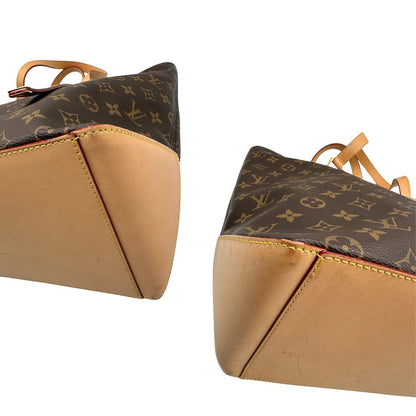 Angoli di una Borsa Louis Vuitton Mezzo in canvas marrone monogram con finiture in vacchetta naturale e parti metalliche dorate; munita di doppi manici Leggermente regolabili. Indossabile a spalla. Originale, usato, di lusso, in ottime condizioni.