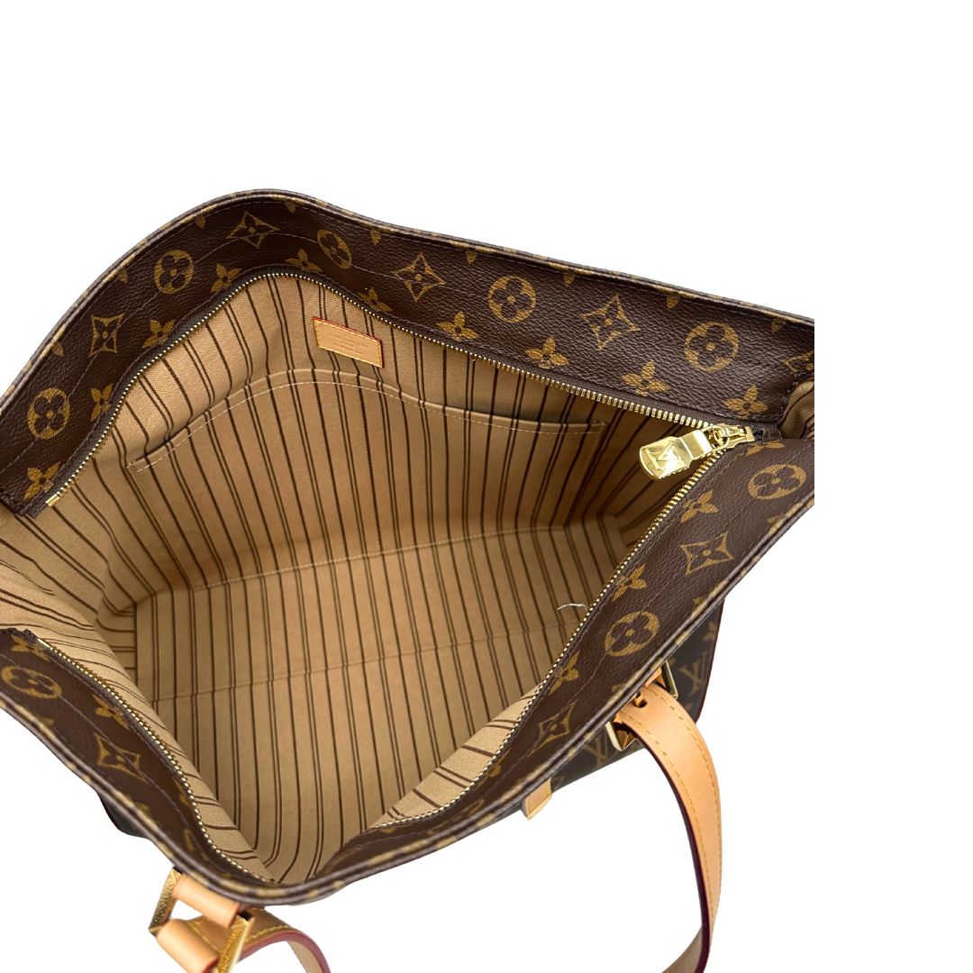Interno di una Borsa Louis Vuitton Mezzo in canvas marrone monogram con finiture in vacchetta naturale e parti metalliche dorate; munita di doppi manici Leggermente regolabili. Indossabile a spalla. Originale, usato, di lusso, in ottime condizioni.