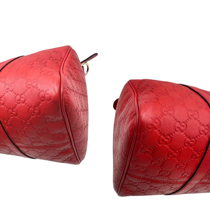 Angoli di un Borsa Gucci in pelle color rosso GG con parti metalliche dorate; munita di doppi manici stondati , da portare a mano. Completa di dustbag. Originale, usata, di lusso, in ottime condizioni.