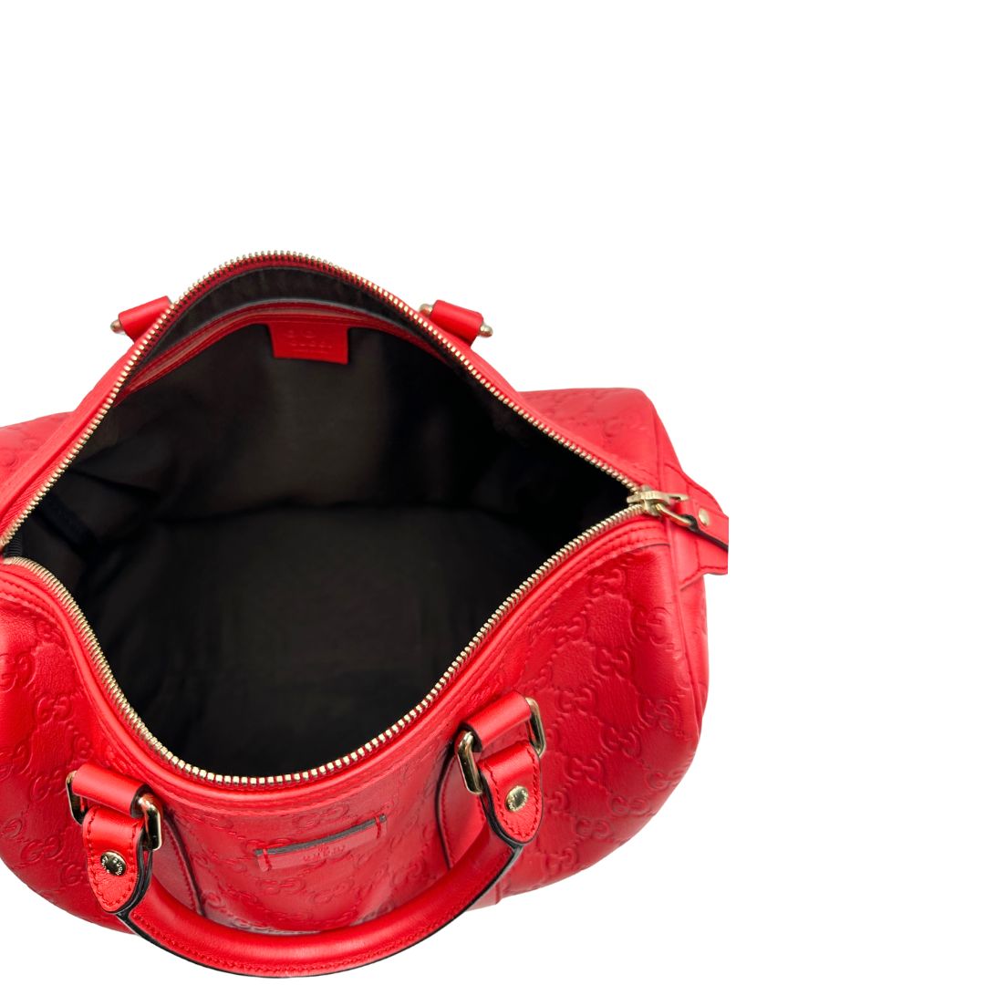 Interno di una Borsa Gucci in pelle color rosso GG con parti metalliche dorate; munita di doppi manici stondati , da portare a mano. Completa di dustbag. Originale, usata, di lusso, in ottime condizioni.