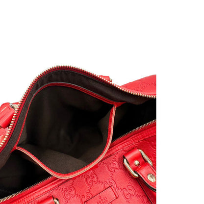 Tasca di una Borsa Gucci in pelle color rosso GG con parti metalliche dorate; munita di doppi manici stondati , da portare a mano. Completa di dustbag. Originale, usata, di lusso, in ottime condizioni.