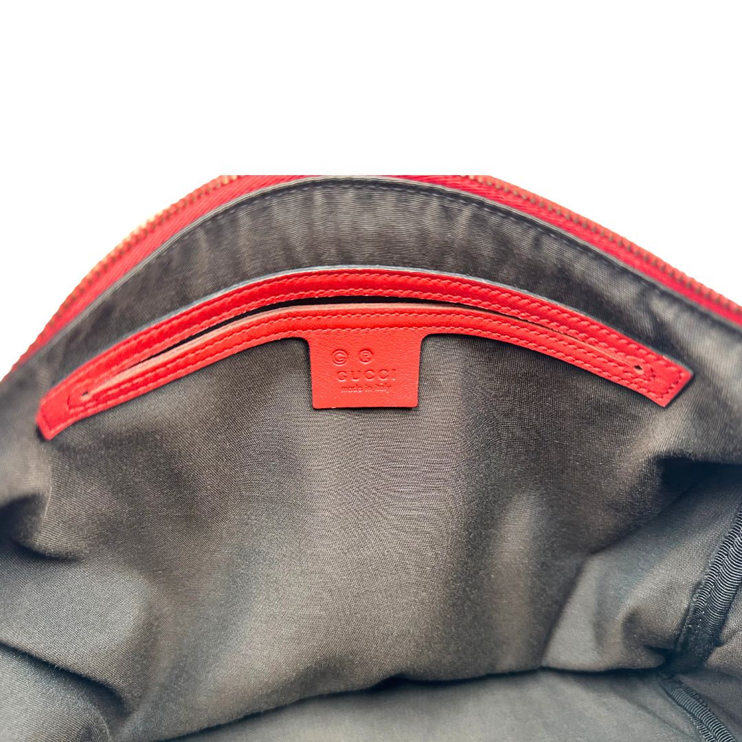 Interno di una Borsa Gucci in pelle color rosso GG con parti metalliche dorate; munita di doppi manici stondati , da portare a mano. Completa di dustbag. Originale, usata, di lusso, in ottime condizioni.