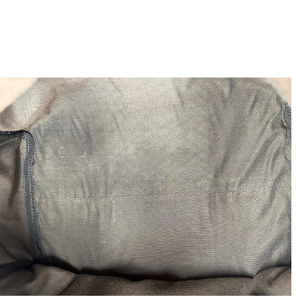 Interno di una Borsa Gucci in pelle color rosso GG con parti metalliche dorate; munita di doppi manici stondati , da portare a mano. Completa di dustbag. Originale, usata, di lusso, in ottime condizioni.