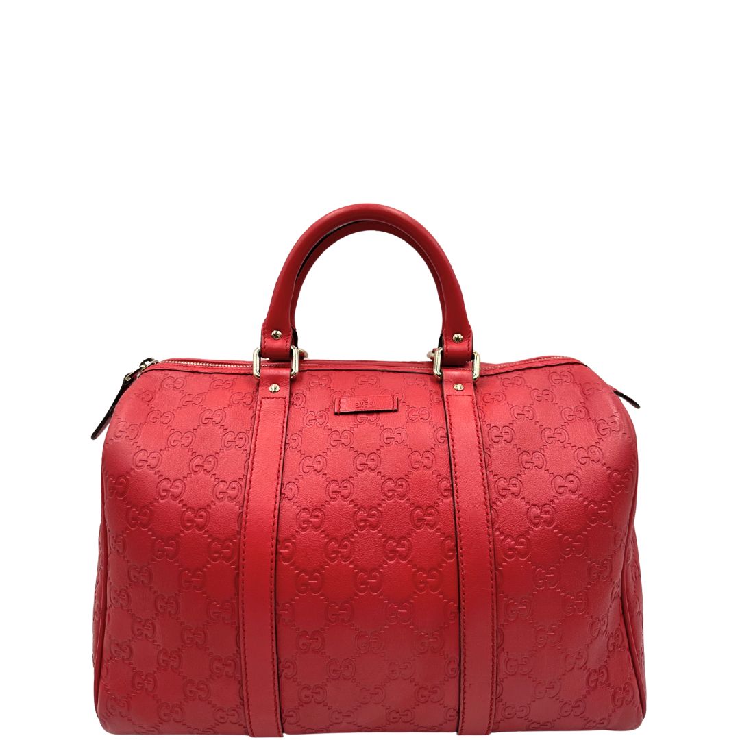 Front di una Borsa Gucci in pelle color rosso GG con parti metalliche dorate; munita di doppi manici stondati , da portare a mano. Completa di dustbag. Originale, usata, di lusso, in ottime condizioni.