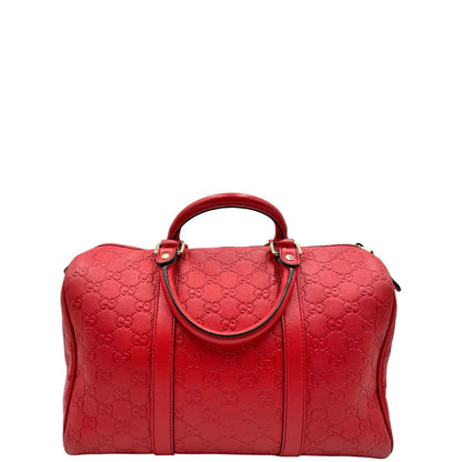 Retro di una Borsa Gucci in pelle color rosso GG con parti metalliche dorate; munita di doppi manici stondati , da portare a mano. Completa di dustbag. Originale, usata, di lusso, in ottime condizioni.