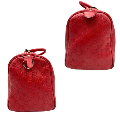 Borsa Gucci in pelle color rosso GG con parti metalliche dorate; munita di doppi manici stondati , da portare a mano. Completa di dustbag. Originale, usata, di lusso, in ottime condizioni.