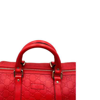Manici di un Borsa Gucci in pelle color rosso GG con parti metalliche dorate; munita di doppi manici stondati , da portare a mano. Completa di dustbag. Originale, usata, di lusso, in ottime condizioni.