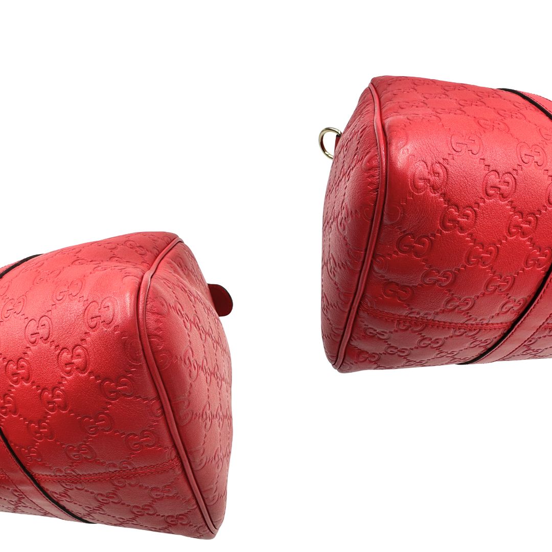 Angoli di una Borsa Gucci in pelle color rosso GG con parti metalliche dorate; munita di doppi manici stondati , da portare a mano. Completa di dustbag. Originale, usata, di lusso, in ottime condizioni.
