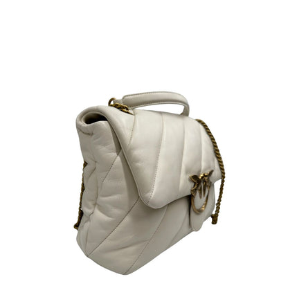 Lato destro di una Borsa Pinko in pelle trapuntata color bianco gesso con parti metalliche dorate; munita di una tracolla in catena scorrevole e spallaccio in pelle. Indossabile a spalla oppure a tracolla. Originale, usata, di lusso, in condizioni buone.