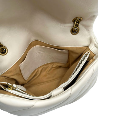 Interno di una Borsa Pinko in pelle trapuntata color bianco gesso con parti metalliche dorate; munita di una tracolla in catena scorrevole e spallaccio in pelle. Indossabile a spalla oppure a tracolla. Originale, usata, di lusso, in condizioni buone.