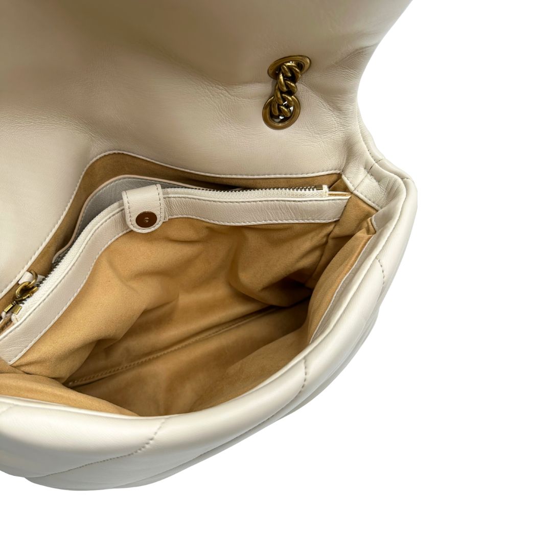 Interno di una Borsa Pinko in pelle trapuntata color bianco gesso con parti metalliche dorate; munita di una tracolla in catena scorrevole e spallaccio in pelle. Indossabile a spalla oppure a tracolla. Originale, usata, di lusso, in condizioni buone.