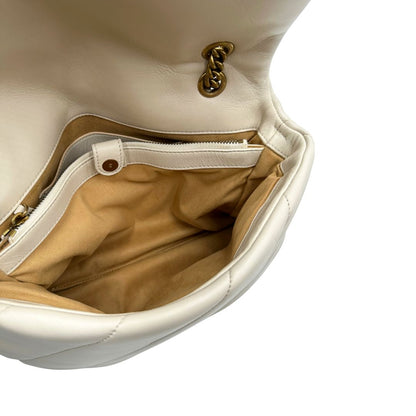 Interno di una Borsa Pinko in pelle trapuntata color bianco gesso con parti metalliche dorate; munita di una tracolla in catena scorrevole e spallaccio in pelle. Indossabile a spalla oppure a tracolla. Originale, usata, di lusso, in condizioni buone.