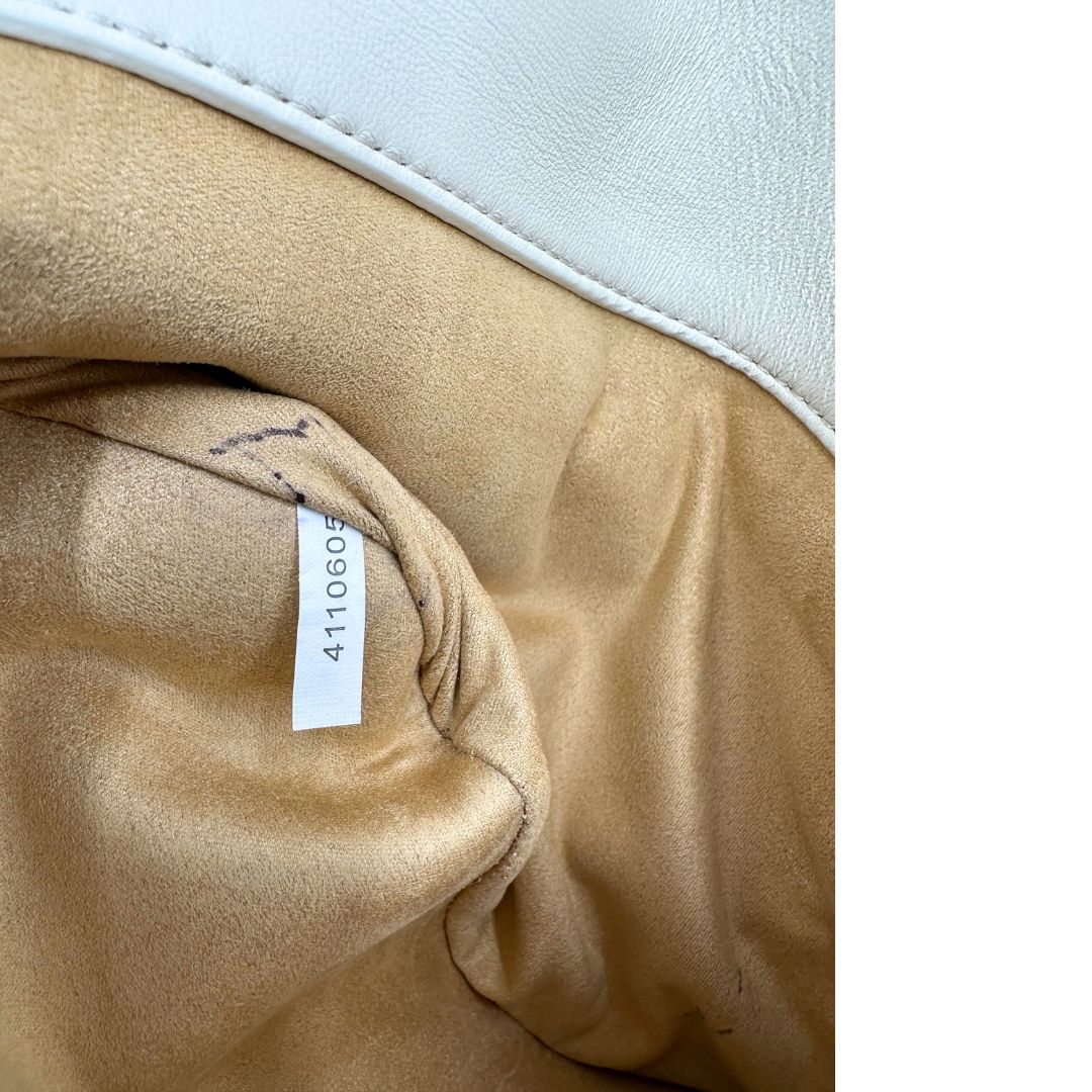 Codice di una Borsa Pinko in pelle trapuntata color bianco gesso con parti metalliche dorate; munita di una tracolla in catena scorrevole e spallaccio in pelle. Indossabile a spalla oppure a tracolla. Originale, usata, di lusso, in condizioni buone.