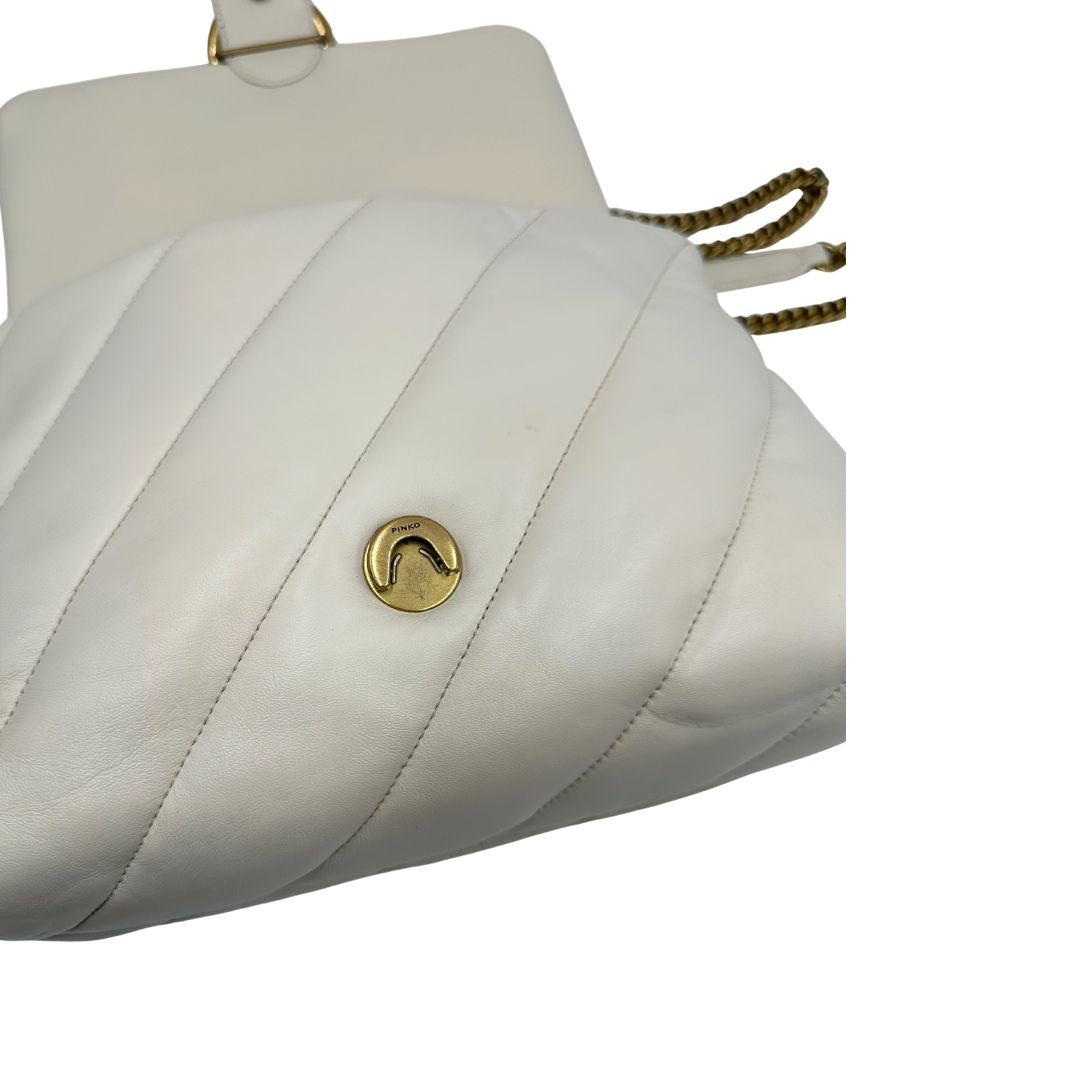 Interno di una Borsa Pinko in pelle trapuntata color bianco gesso con parti metalliche dorate; munita di una tracolla in catena scorrevole e spallaccio in pelle. Indossabile a spalla oppure a tracolla. Originale, usata, di lusso, in condizioni buone.