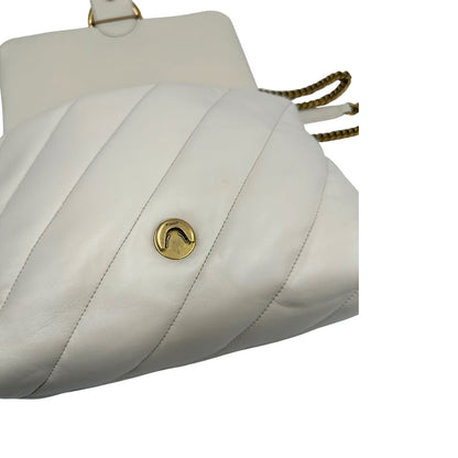 Interno di una Borsa Pinko in pelle trapuntata color bianco gesso con parti metalliche dorate; munita di una tracolla in catena scorrevole e spallaccio in pelle. Indossabile a spalla oppure a tracolla. Originale, usata, di lusso, in condizioni buone.